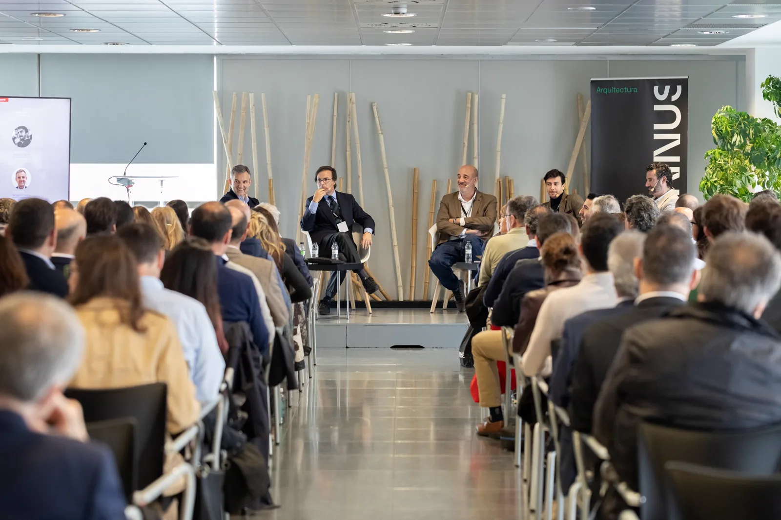 Mesa redonda sobre flex living en el World Trade Center de Zaragoza, con Íñigo Muñoz y los demás ponentes ante el público