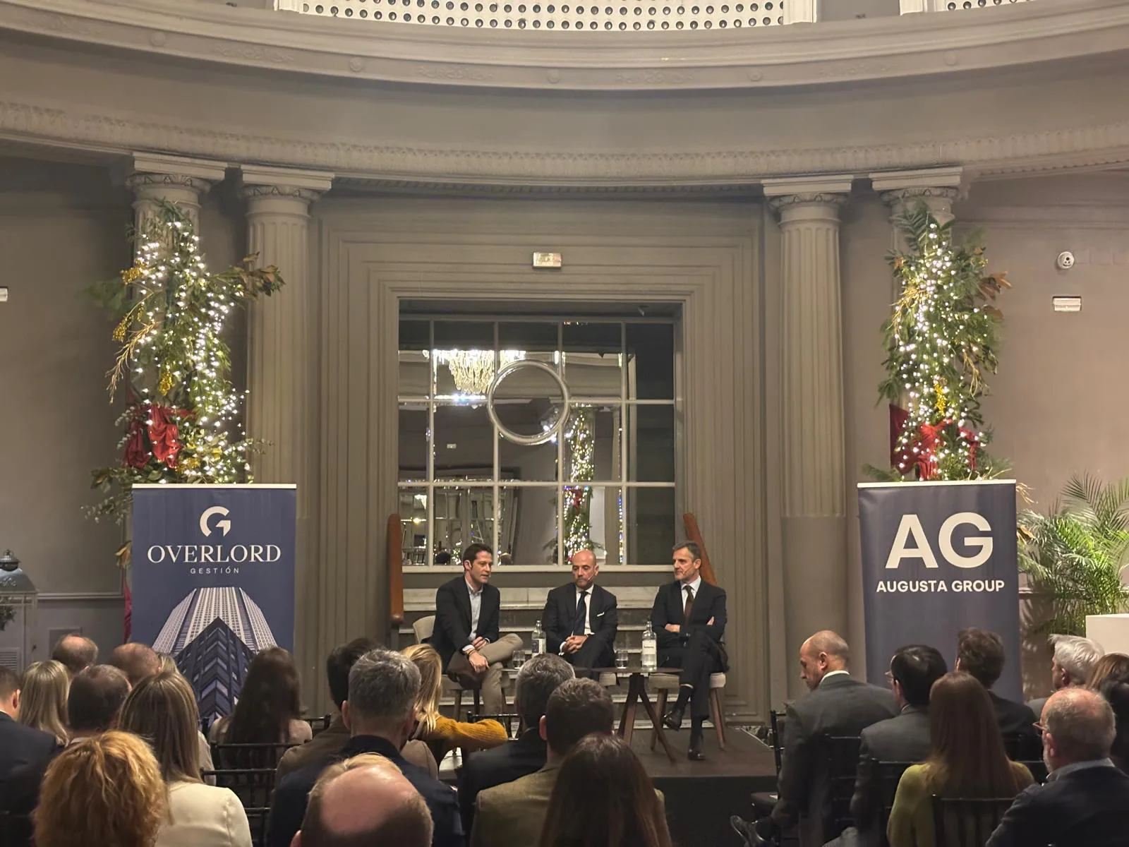 Mesa de debate de la jornada en el Gran Hotel de Zaragoza, con los tres ponentes en el escenario