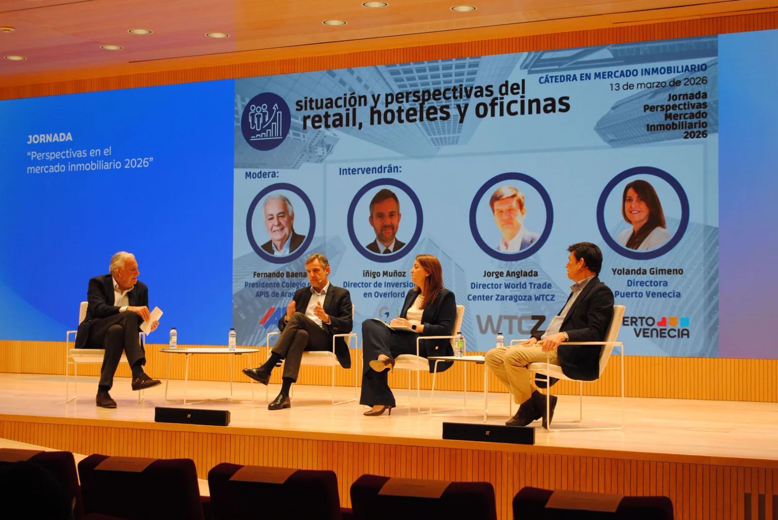 Mesa redonda sobre locales, oficinas, centros comerciales y hoteles en el Patio de la Infanta de Zaragoza, con Íñigo Muñoz interviniendo