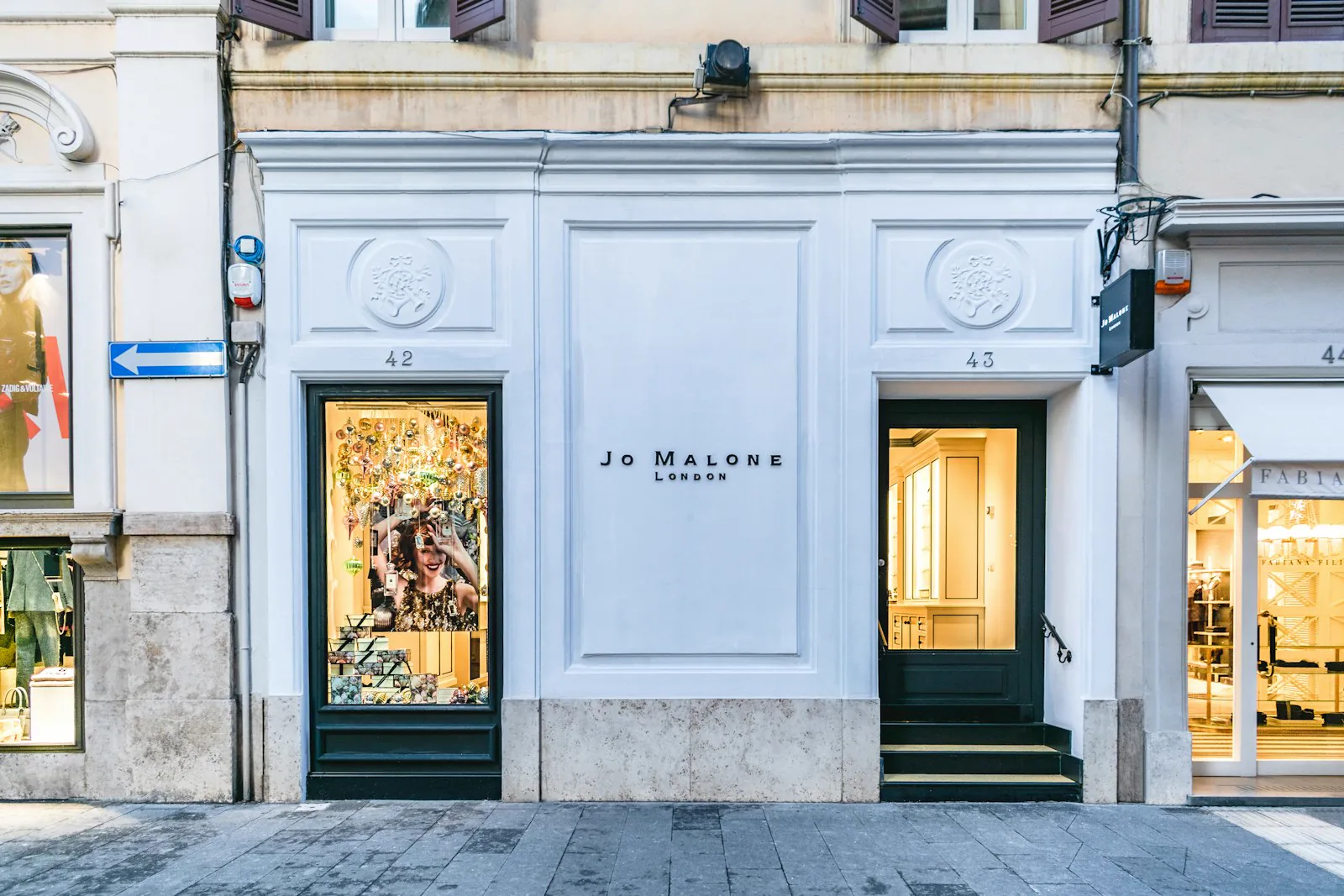 Fachada de un local comercial prime con escaparates iluminados