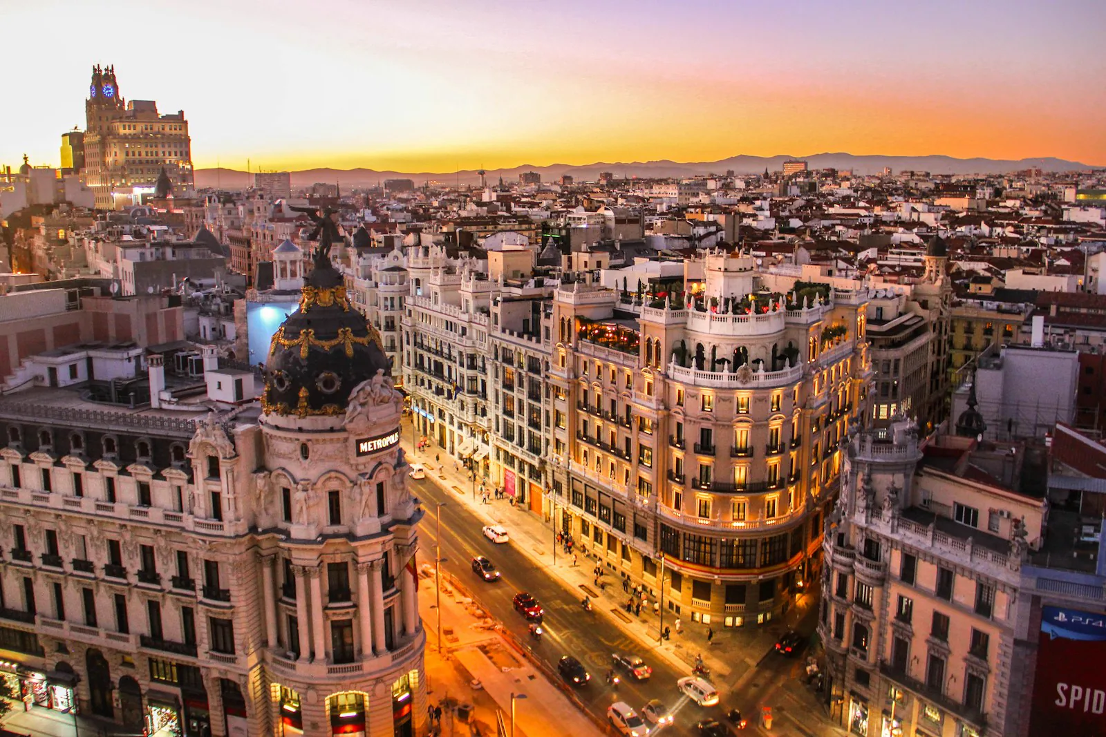 Vista aérea de la Gran Vía de Madrid al atardecer