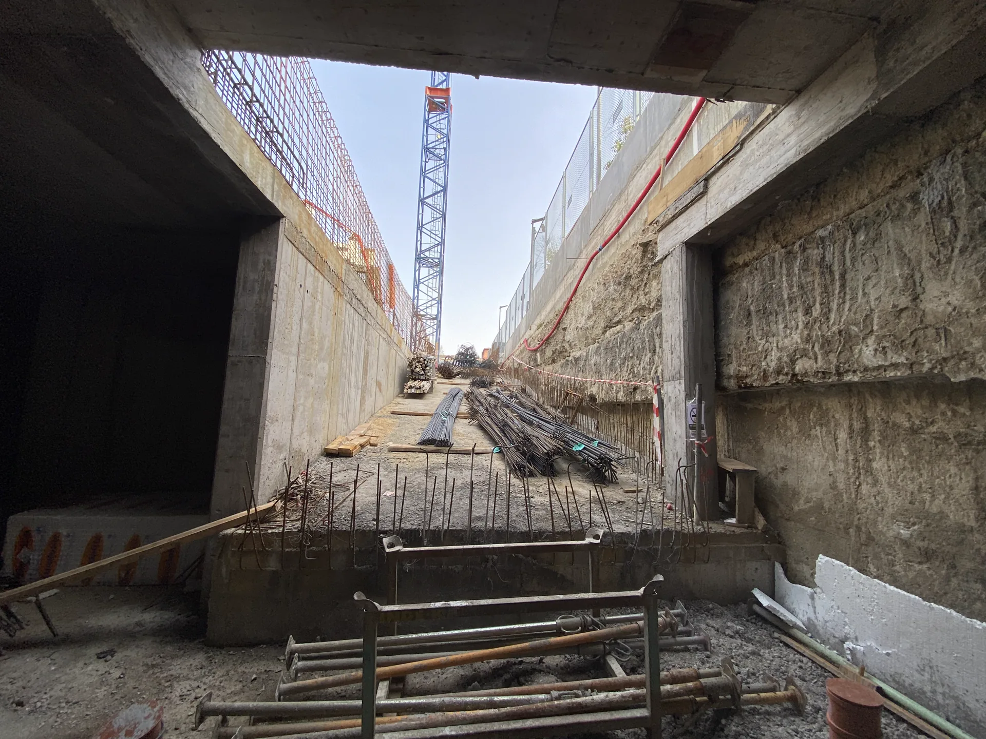 Excavation entre murs de soutènement sur le chantier de Mad Río Hco, mars 2026