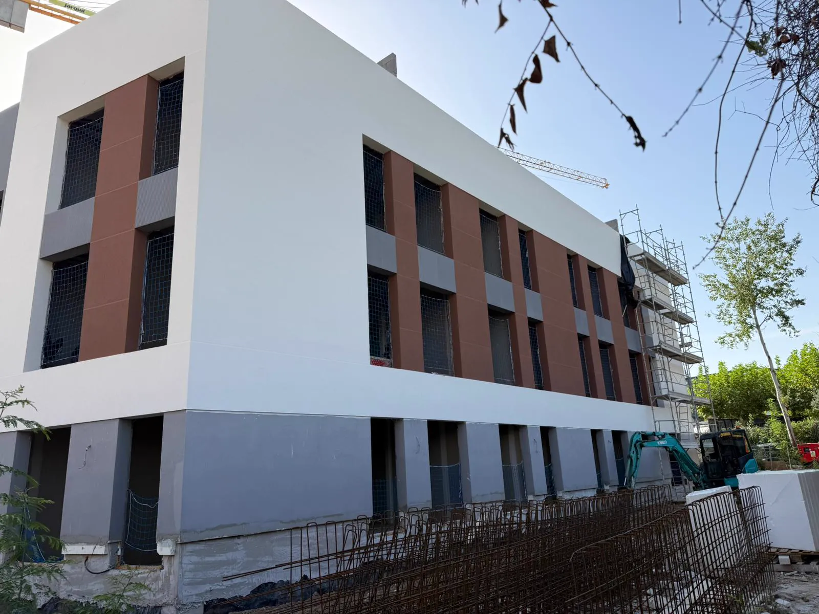 Side view of the Inversiones Valdemarín façade with the renders complete, September 2026