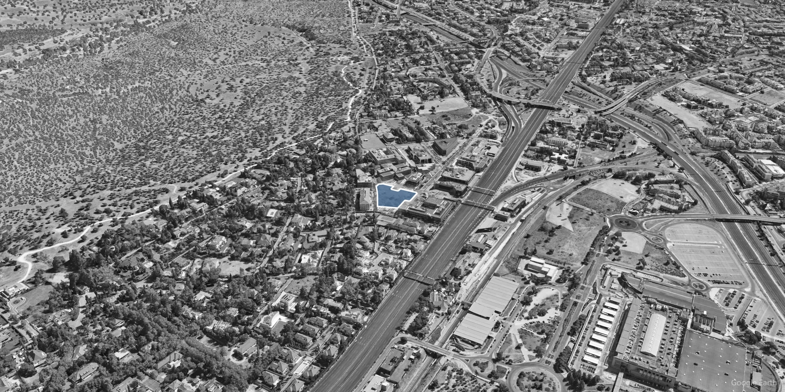 Clean aerial view of the Inversiones Valdemarín surroundings with the plot marked, next to the A-6 motorway and the M-40
